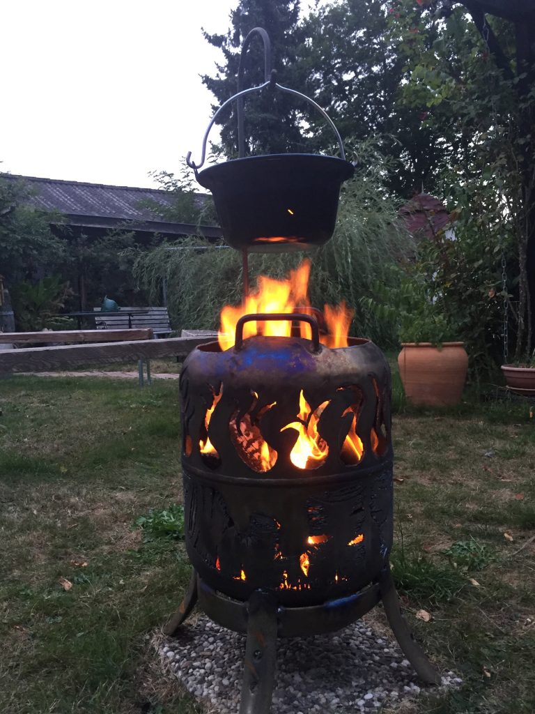 Feuertonne mit Glühweintopf