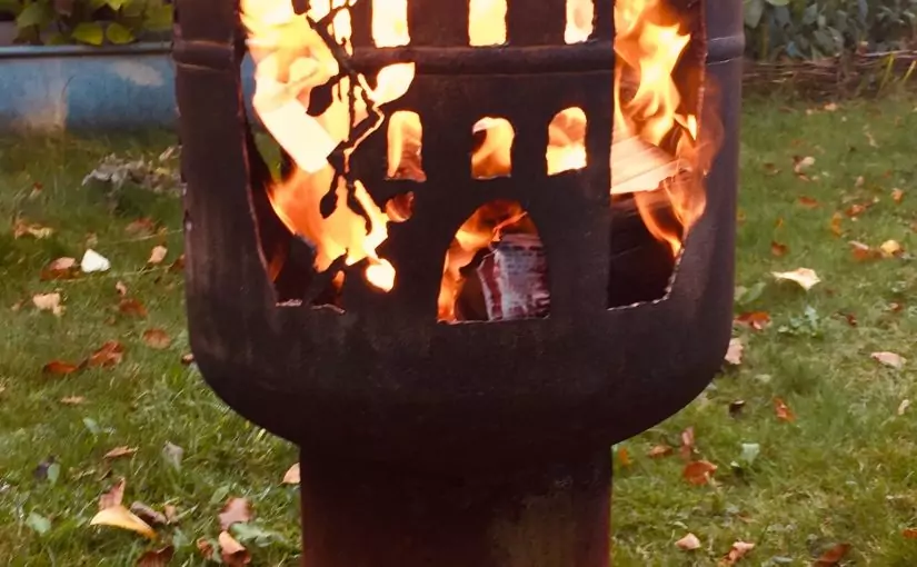 Feuertonnen mit hohem Fuß