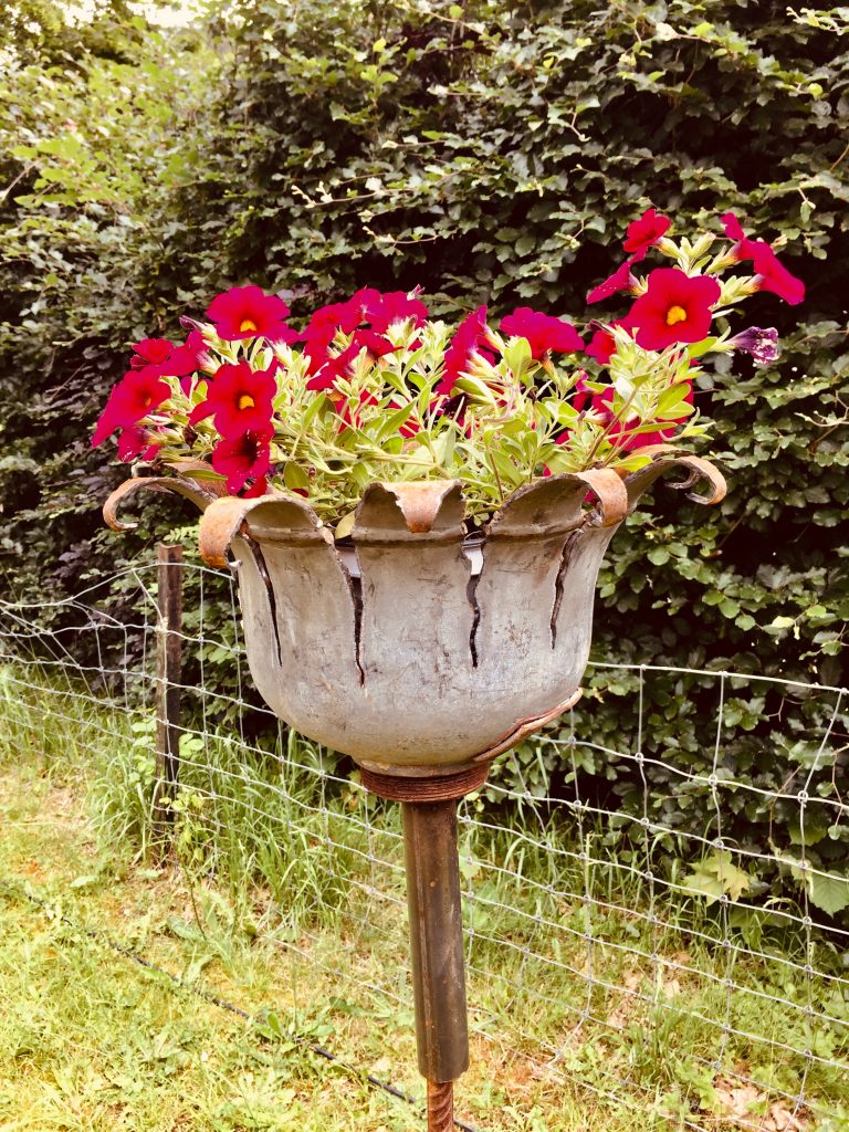 Gartenfackel mit Blumendeko
